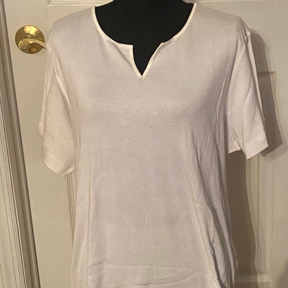C.B.Collections NWT Women’s Top Size 2X White Ribbed V-Neck Satin Neck Trim